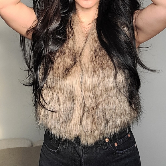 Faux-fur Vest - Picture 2 of 5